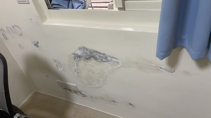 水滴慢慢流到了牆壁上，最終導致了壁癌的形成。