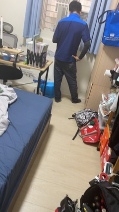 我請了冷氣師傅來安裝冷氣